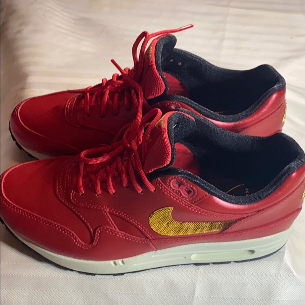 Nike sneakers Sold